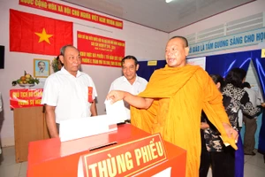 Đông đảo sư sãi, đồng bào dân tộc Khmer nô nức đi bầu cử